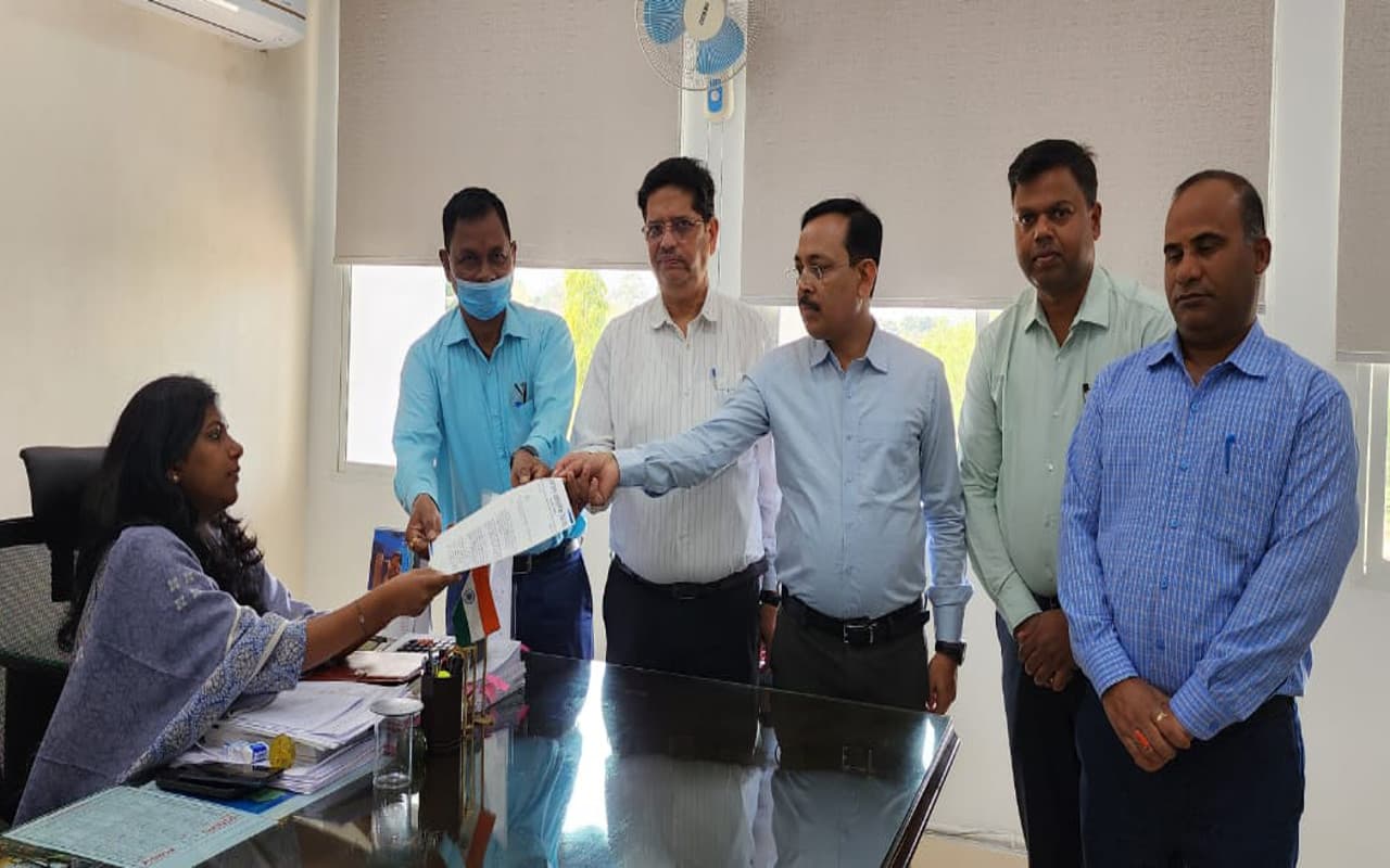 सिमडेगा में मजिस्ट्रेट व सीओ के साथ मारपीट मामले को लेकर डीसी-एसपी को ज्ञापन, आरोपियों की गिरफ्तारी की मांग