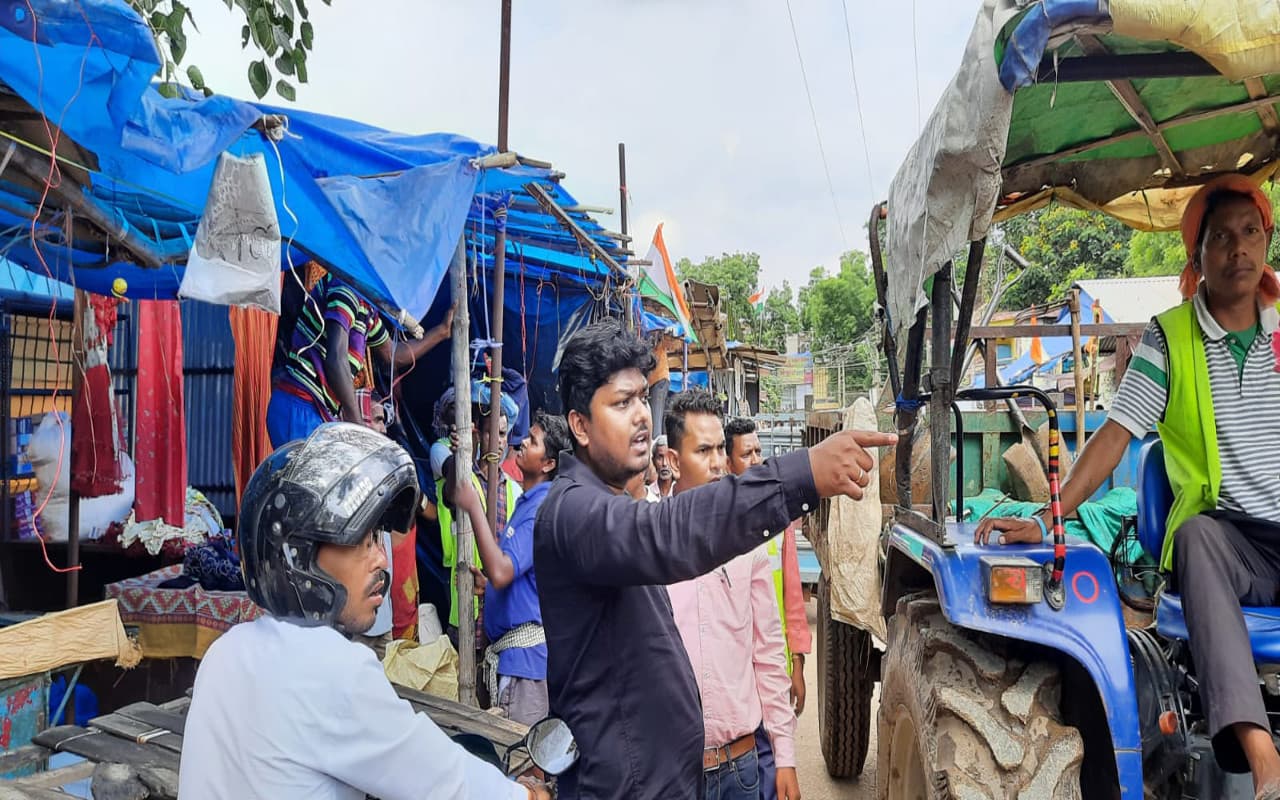 सिमडेगा के शहरी क्षेत्र में चला अतिक्रमण हटाओ अभियान, कई दुकानों से सामान जब्त, जुर्माना भी लगाया