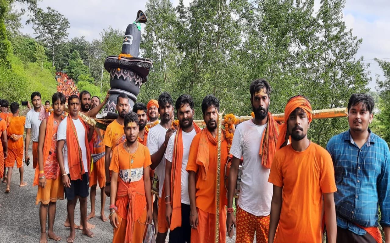 Sawan 2022: शिवालयों में श्रद्धालुओं का उमड़ा जनसैलाब, बोल बम के जयघोष से शिवमय हुआ इलाका, देखें Pics Sawan 2022: शिवालयों में श्रद्धालुओं का उमड़ा जनसैलाब, बोल बम के जयघोष से शिवमय हुआ इलाका, देखें Pics