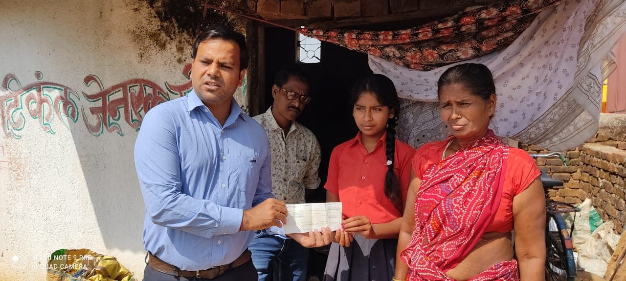 अपनी मां के साथ चना बेचने वाली सिमडेगा की पालनी के बहुरेंगे दिन, बढ़े मदद के हाथ, अडानी ग्रुप के अधिकारी ने घर आकर की आर्थिक मदद