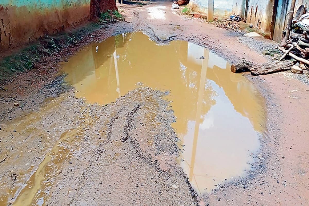 सिमडेगा : प्रीतम चौक तक से बरसलोया तक पांच किमी तक सड़क जर्जर, परेशानी