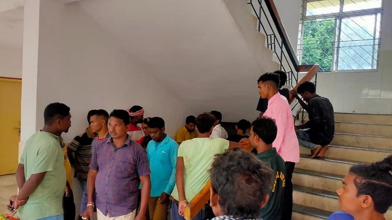 Weather News : झारखंड में आसमान से बरसी मौत, पेड़ के नीचे खड़े दो लोगों ने वज्रपात से तोड़ा दम, एक घायल