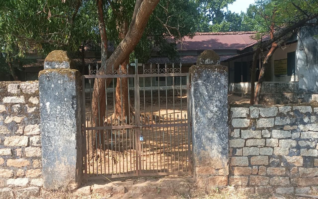 झारखंड के एक स्कूल में 8 दिनों से लटका है ताला, ग्रामीणों ने शिक्षक बहाली में गड़बड़ी का लगाया आरोप