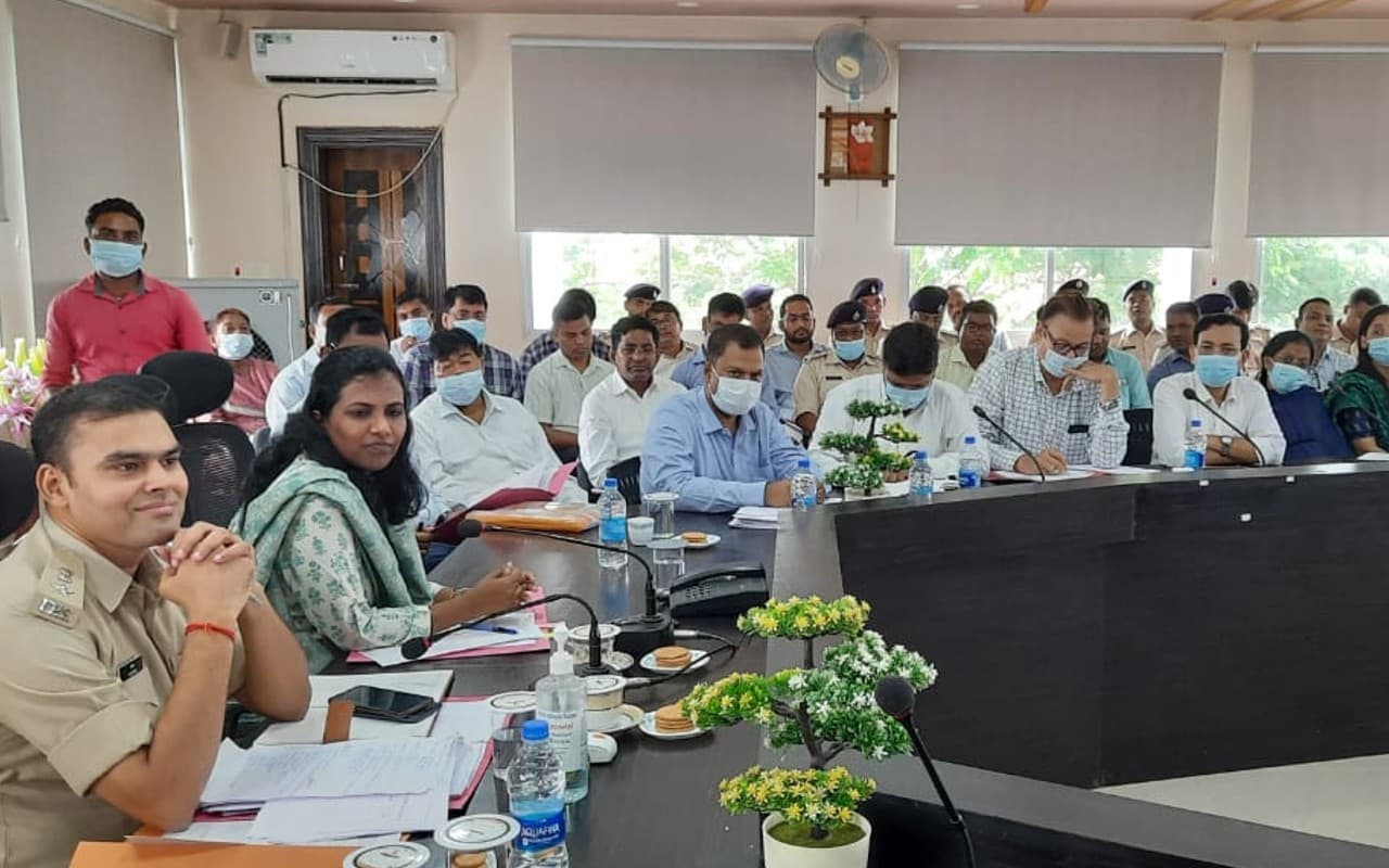 सिमडेगा में दुर्गा पूजा पंडालों में तैनात रहेंगे पुलिस बल, विसर्जन शोभायात्रा पर ड्रोन से रखी जाएगी नजर