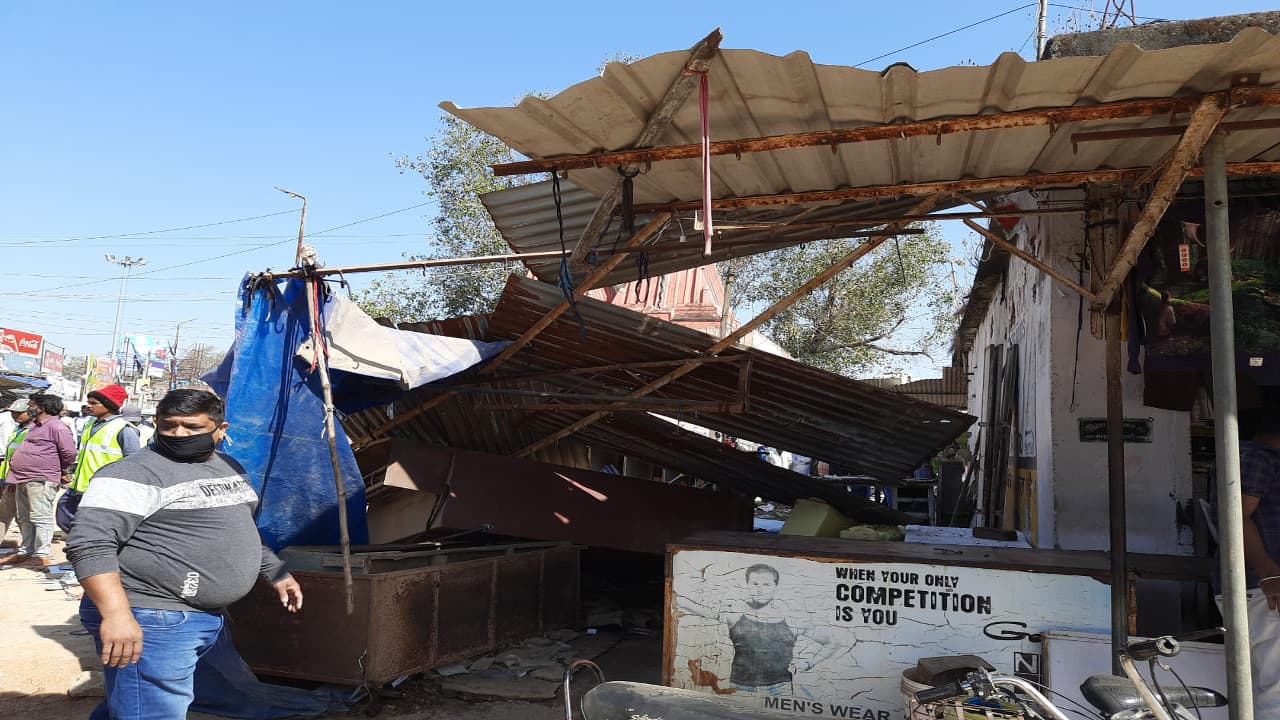 Jharkhand news: सिमडेगा में चला अतिक्रमण हटाओ अभियान, प्रशासन ने 7 दुकानों को किया सील