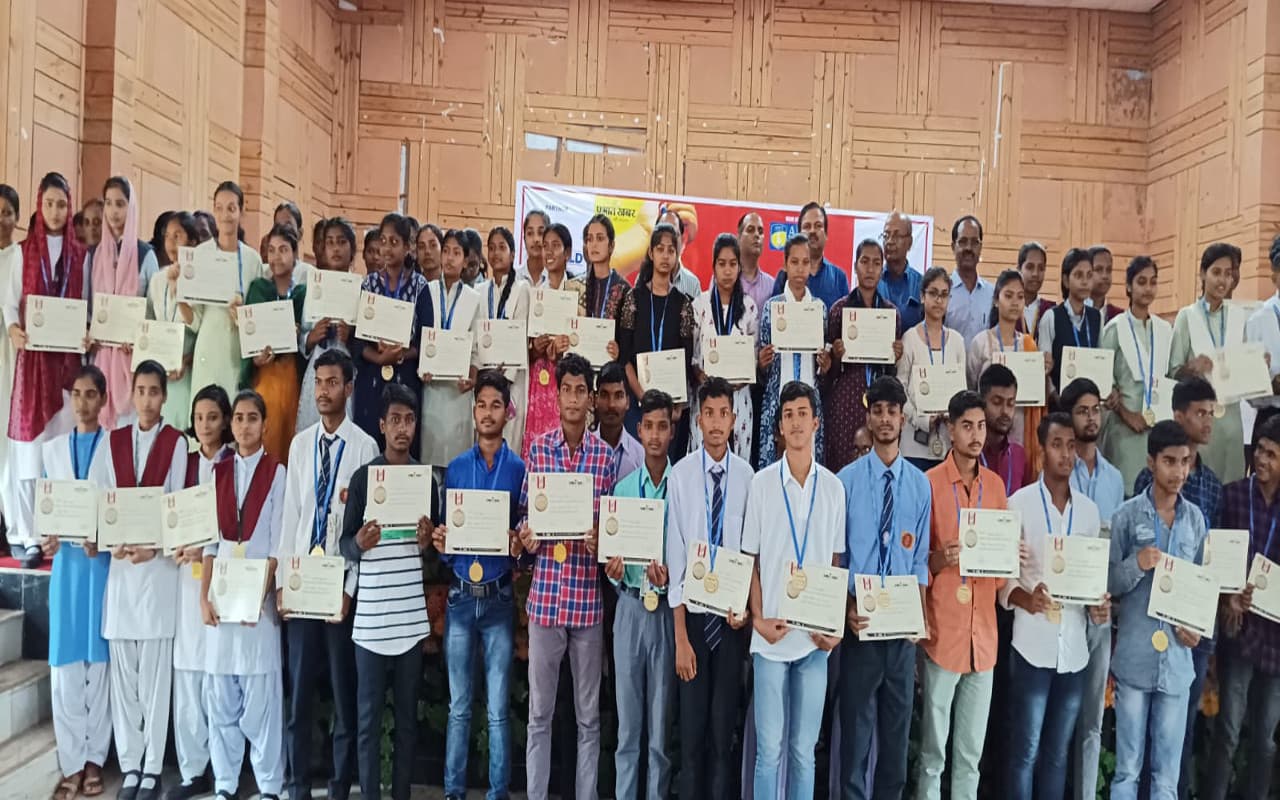 झारखंड : सिमडेगा में 200 टॉपर्स को प्रभात खबर ने दिया प्रतिभा सम्मान, डीडीसी बोले- रुचि के अनुसार चुनें करियर