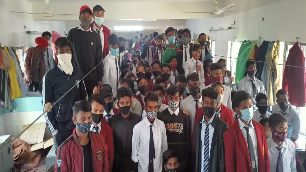 गुस्से में दिखे नवोदय विद्यालय के सैकड़ों स्टूडेंट्स, खुद को किया एक कमरे में कैद, जानें क्या है मामला