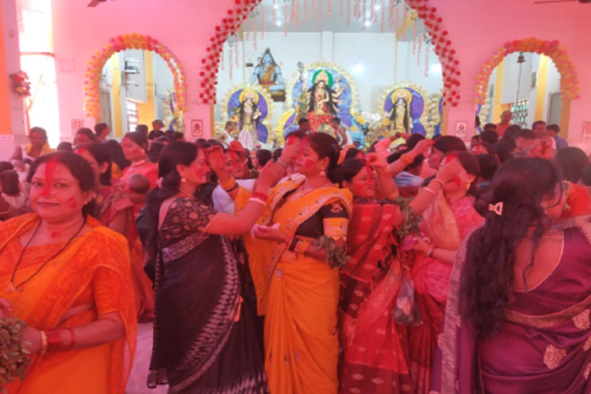 सरायकेला में महिलाओं ने किया सिंदूर खेला, जानें क्या है इस परंपरा को करने के पीछे की मान्यता