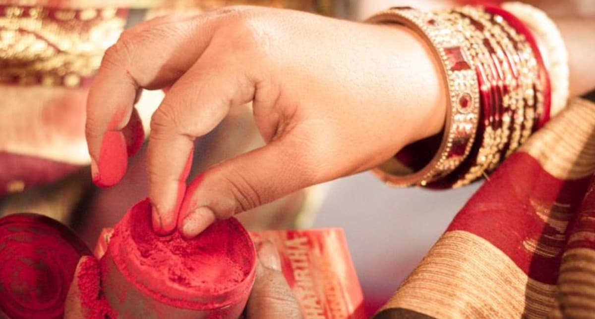 Vastu Tips: बाल धोने के बाद तुरंत महिलाओं को इस वजह से नहीं भरनी चाहिए मांग में सिंदूर, जानें
