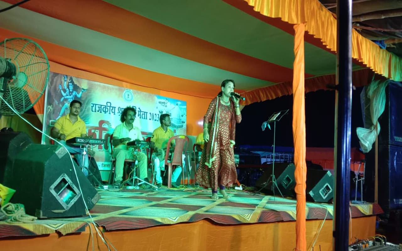 Sawan 2023: बाबानगरी में कांवरिये गीत व नृत्य पर थिरक कर मिटा रहे अपनी थकान, 4 जगहों पर सांस्कृतिक कार्यक्रम Sawan 2023: बाबानगरी में कांवरिये गीत व नृत्य पर थिरक कर मिटा रहे अपनी थकान, 4 जगहों पर सांस्कृतिक कार्यक्रम