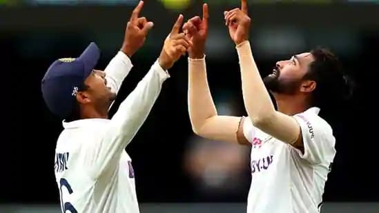 India vs Australia: पांच विकेट लेने के बाद ग्राउंड पर भावुक हुए सिराज, ब्रेट ली और सहवाग ने की इस तरह से तारीफ India vs Australia: पांच विकेट लेने के बाद ग्राउंड पर भावुक हुए सिराज, ब्रेट ली और सहवाग ने की इस तरह से तारीफ