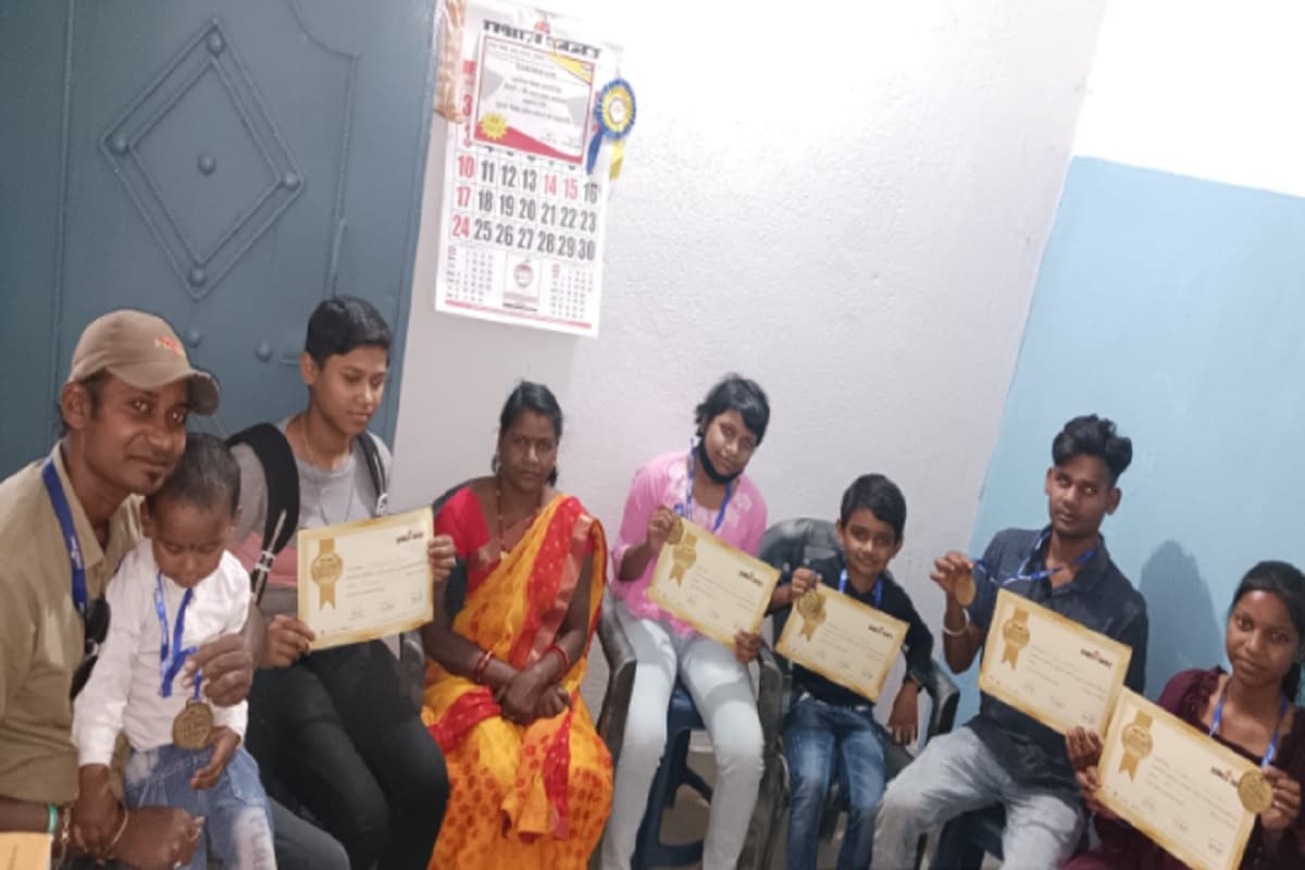 अखबार और इडली बेचकर बच्चों को शिक्षा दे रही है गुमला की सीता देवी, मैट्रिक परीक्षा में बेटी बनी थी जिला टॉपर