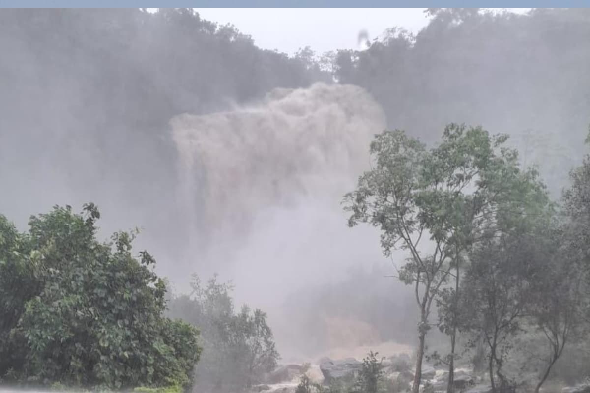 PHOTOS:भारी बारिश से निखरा रांची के सीता फॉल का सौंदर्य, माता सीता व लक्ष्मण के साथ यहां रुके थे भगवान श्रीराम