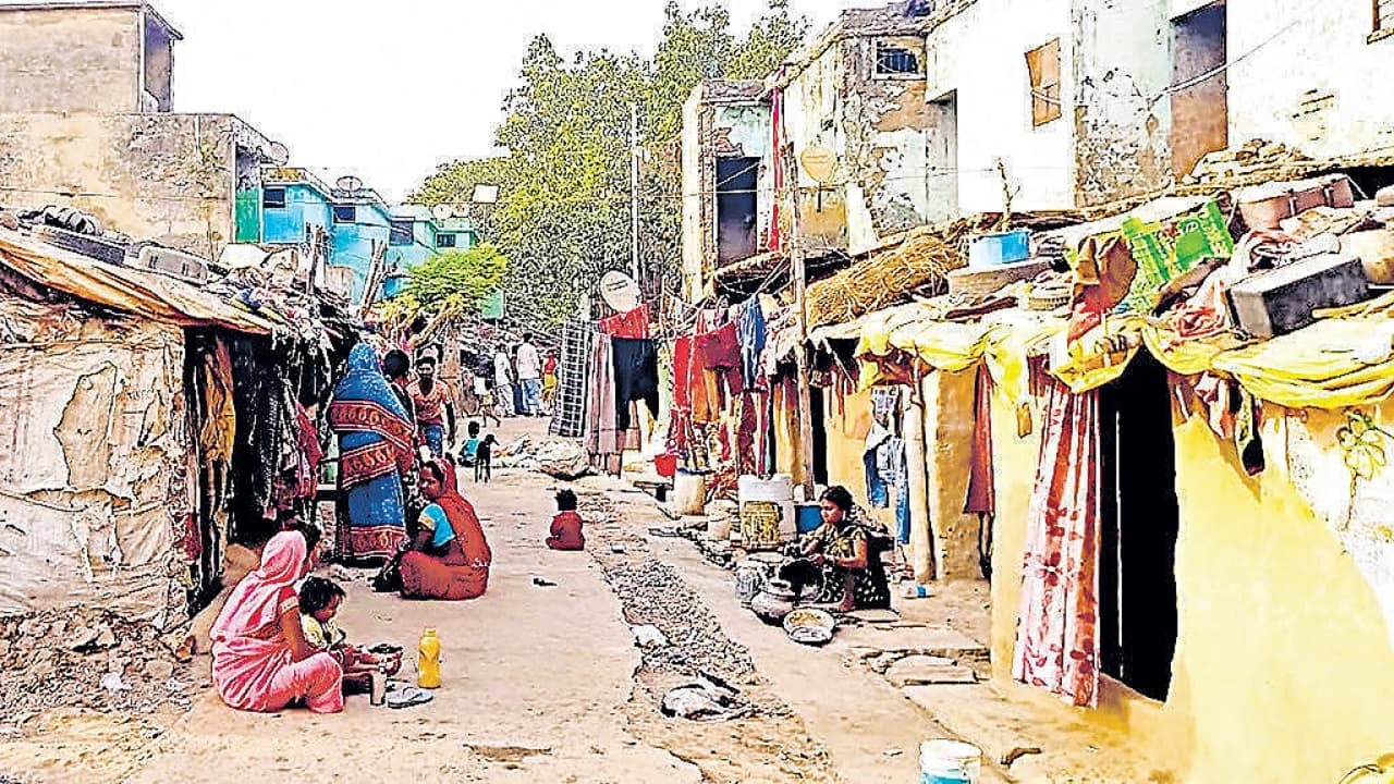 Bihar: मुंगेर में 37 साल पहले बना पुअर हाउस 400 महादलितों का बसेरा, जर्जर भवन गिरा तो जायेगी कई की जानें