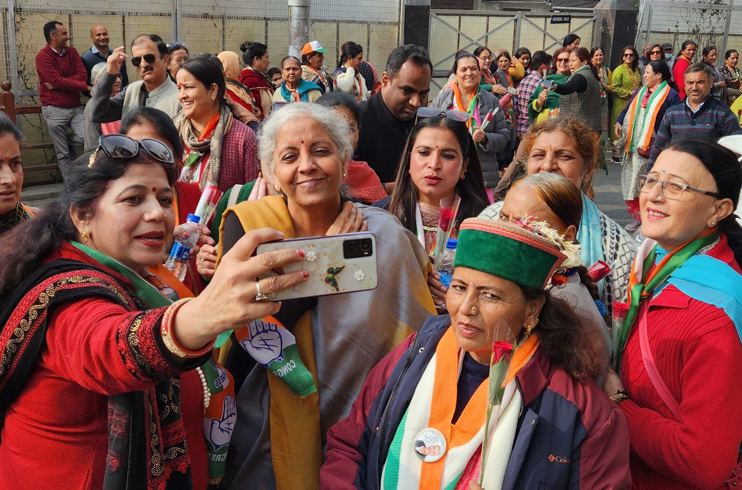हिमाचल प्रदेश चुनाव 2022: महिला कांग्रेस कार्यकर्ताओं के निर्मला सीतारमण के साथ सेल्फी के क्या है मायने ?