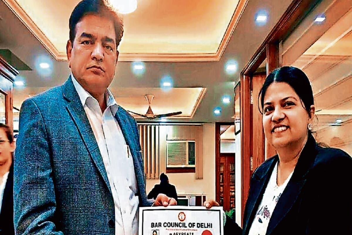 9 साल की उम्र में खो दी थी सुनने की क्षमता, फिर अपने संघर्ष से ऐसे बनी पहली मूक बधिर अधिवक्ता