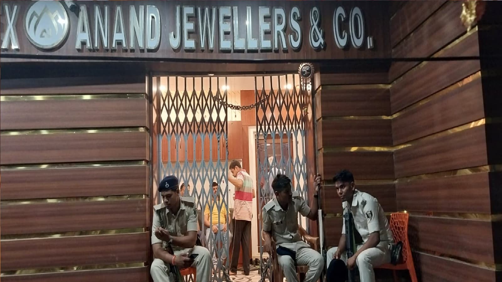 सिवान में दो ज्वेलर्स के पास सर्वे के लिए पहुंची आयकर की टीम और शुरू कर दी छापेमारी