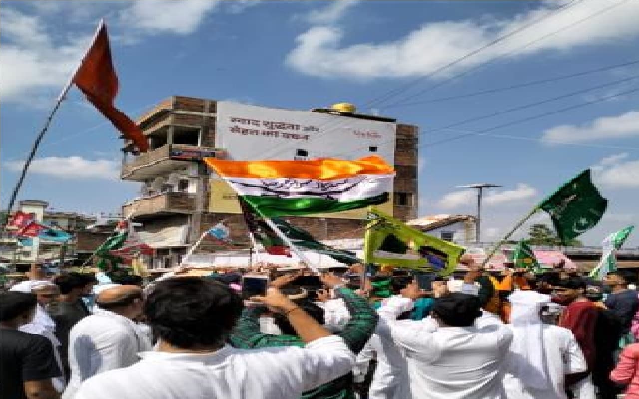 सिवान में राष्ट्रीय ध्वज का हुआ अपमान, अशोक चक्र की जगह उर्दू में लिखा सरकार की आमद मरहबा