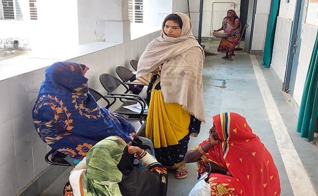 नवजात को ढूंढ़ रहे थे परिजन, चिकित्सक आवास के पीछे शव को नोच रहे थे कुत्ते