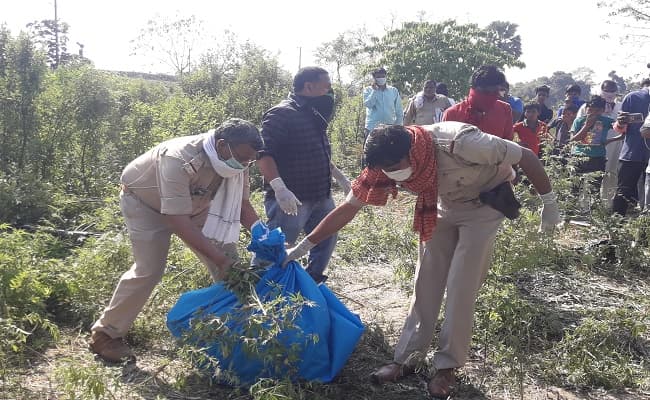 तीन टुकड़ों में काट कर अधेड़ की हत्या, शव को तेजाब से जलाया