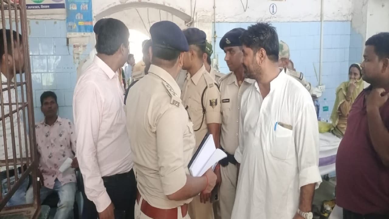बिहार के सीवान में अपराधियों ने पुलिस गश्ती दल पर की अंधाधुंध फायरिंग, जवान की मौत, एक ग्रामीण जख्मी बिहार के सीवान में अपराधियों ने पुलिस गश्ती दल पर की अंधाधुंध फायरिंग, जवान की मौत, एक ग्रामीण जख्मी
