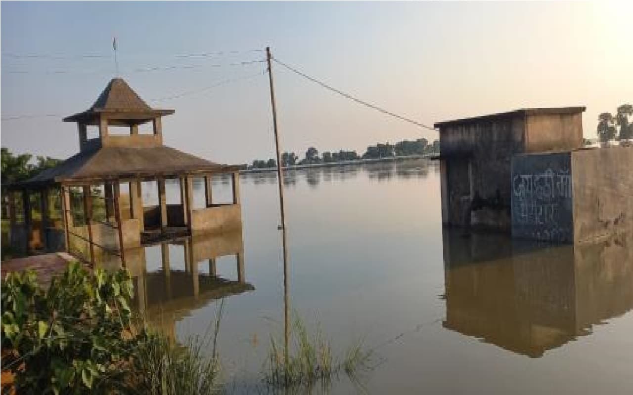Bihar Flood : सिवान में सरयू नदी के रौद्र रूप ने सैकड़ों लोगों को कर दिया बेघर, लोग कर रहे पलायन