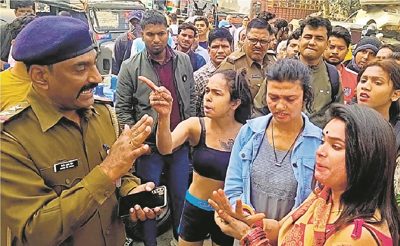 Bihar News : सीवान के थाने में किन्नरों ने काटा बवाल, आगजनी कर किया प्रदर्शन, भागते दिखे पुलिसकर्मी