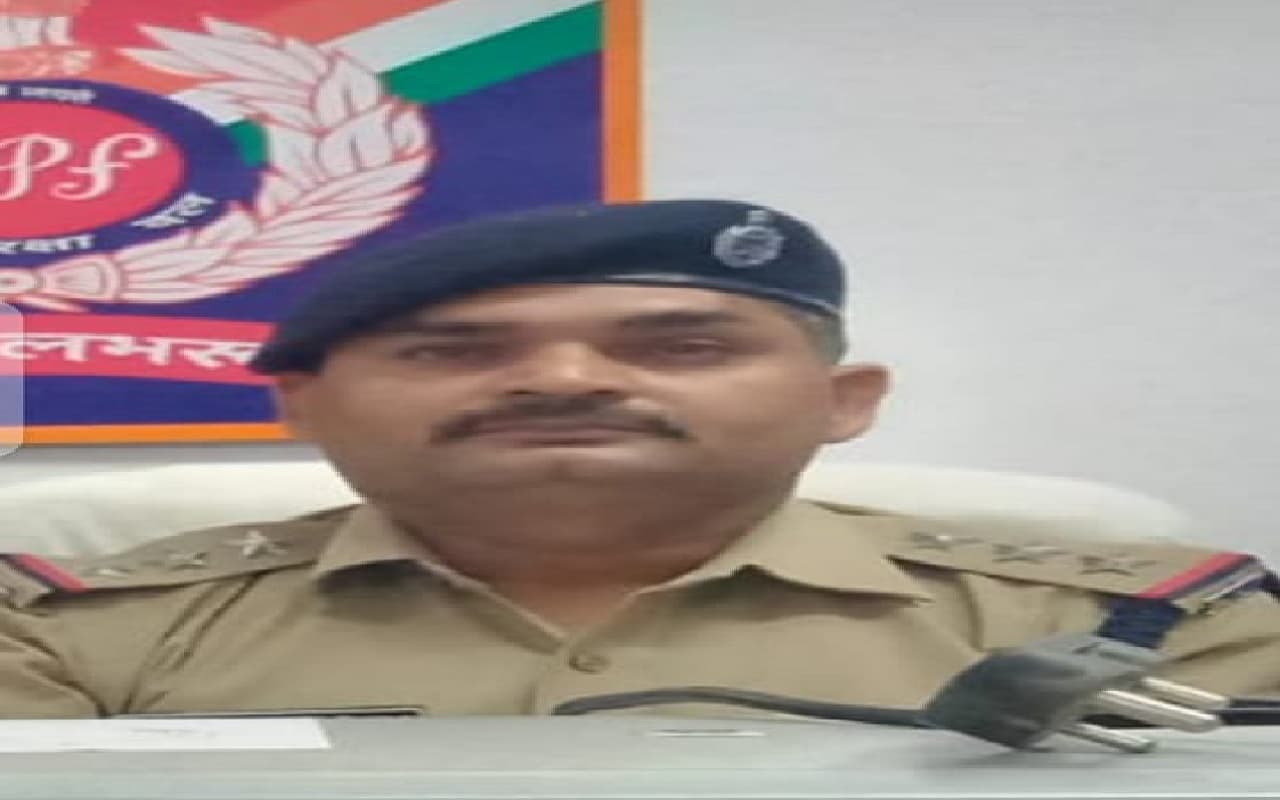 Siwan News : CBI ने सीवान जंक्शन के आरपीएफ इंस्पेक्टर को घूस लेते रंगे हाथ किया गिरफ्तार