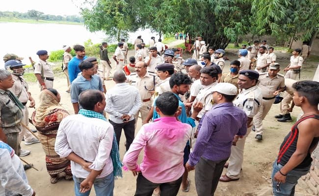 बिहार के सीवान में छापेमारी करने गयी उत्पाद विभाग की टीम पर शराब के धंधेबाजों ने किया हमला, इंस्पेक्टर सहित तीन पुलिसकर्मी जख्मी