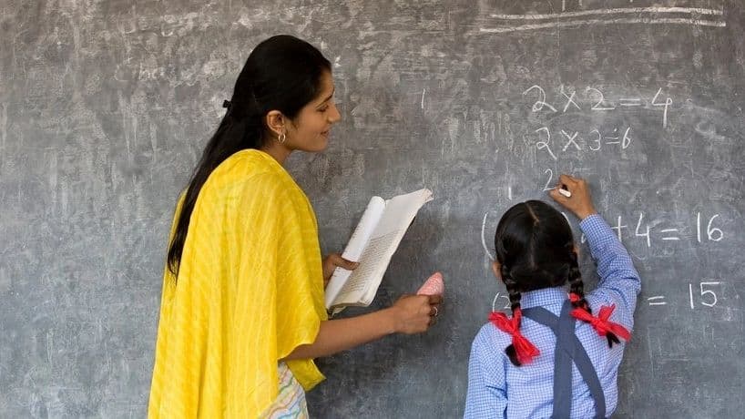 Aligarh News: ऑनलाइन पढ़ाई कराना स्कूलों की बनी मजबूरी, ऑफलाइन को बढ़ावा