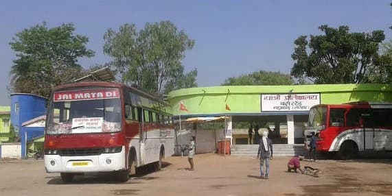 latehar news : शाम होते ही छा जाता है अंधेरा यात्रियों को अनहोनी का डर, प्रत्येक वर्ष होती है बस स्टैंड की डाक