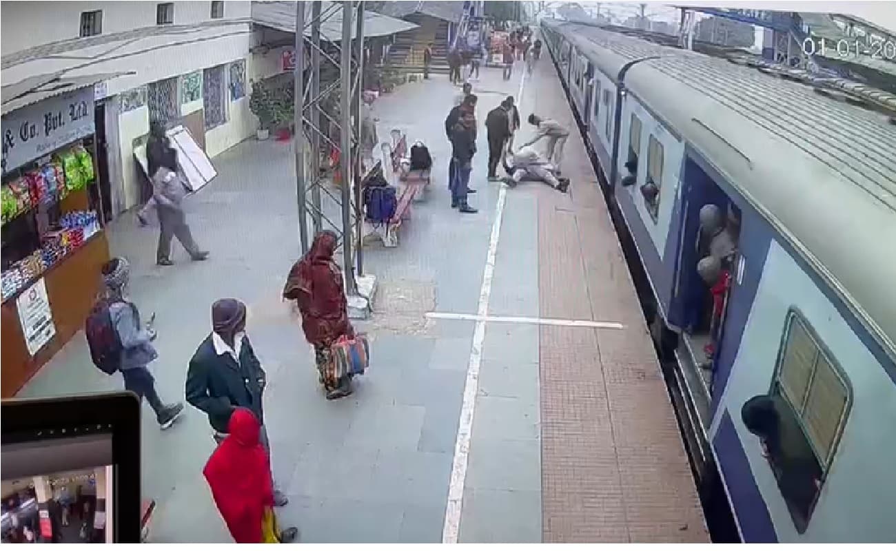 VIDEO: पूर्णिया में आरपीएफ के जांबाज ने बचाई बुजुर्ग की जान, चलती ट्रेन से उतरते वक्त फंस गयी थी धोती