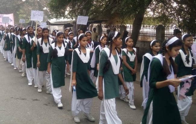 दिल्ली के स्कूलों में मोबाईल ले जाना बंद, बच्चे ही नहीं शिक्षकों पर भी कसी गयी नकेल