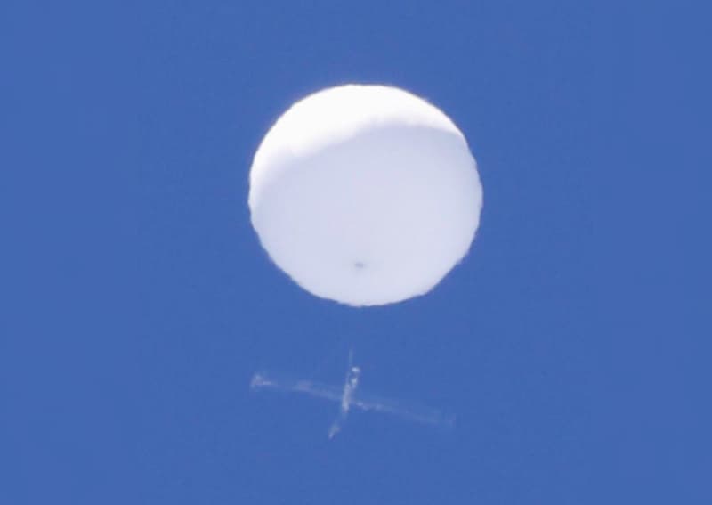 जापान के आसमान में दिखी सफेद गुब्बारे जैसी अजीब चीज, किसी ने कहा यूएफओ तो किसी ने एलियन्स, Video