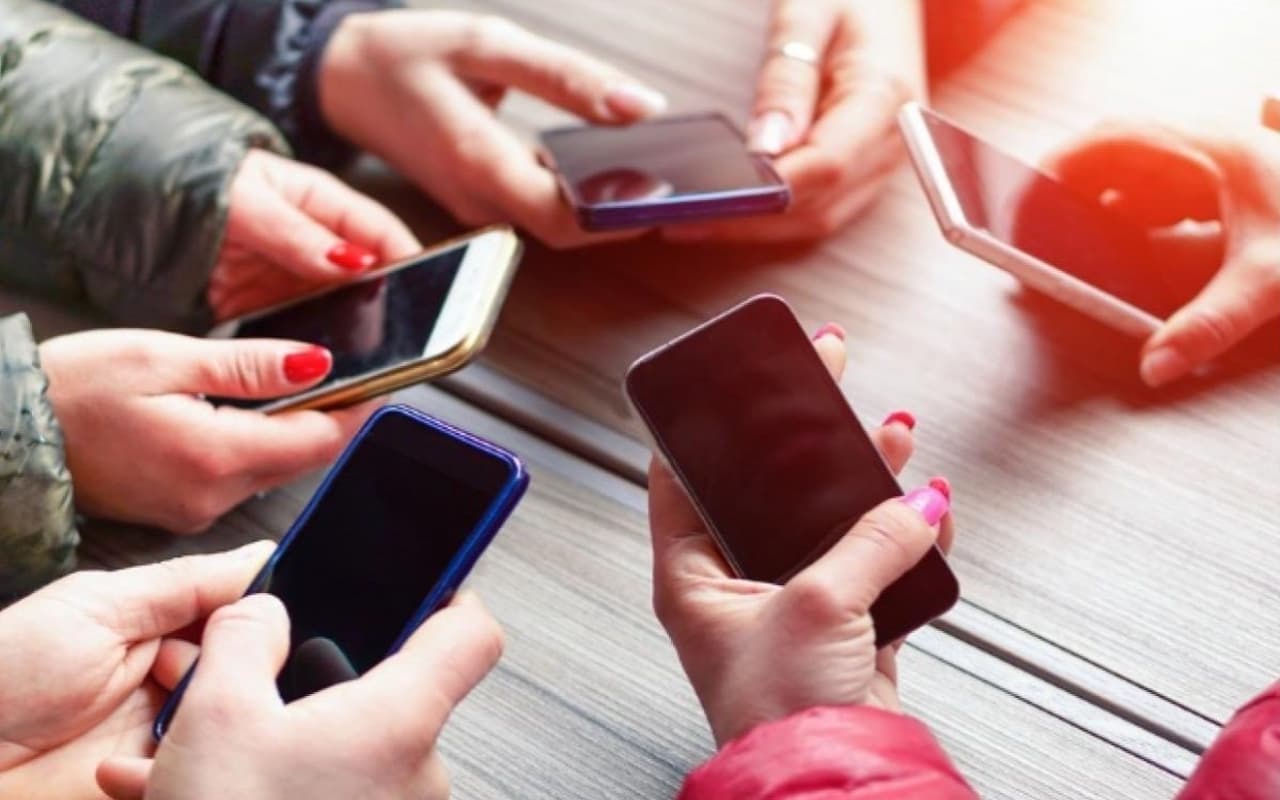 देश में मोबाइल फोन यूजर्स घटे, फिक्स्ड लाइन के बढ़े, वजह जानते हैं आप?