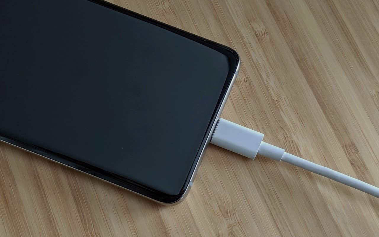 एयर इंडिया फ्लाइट में पैसेंजर के मोबाइल चार्जर में लगी आग, जानें आखिर क्यों होती है ऐसी घटनाएं