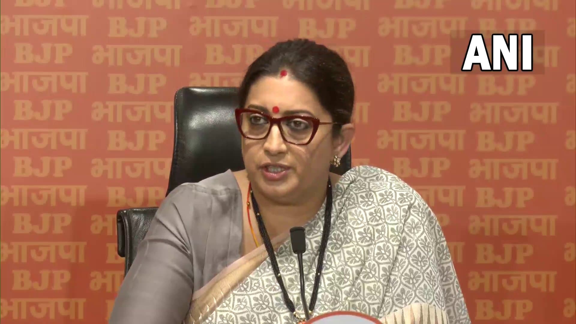 स्मृति ईरानी ने कांग्रेस नेताओं को राजस्थान, छत्तीसगढ़, बिहार की महिला उत्पीड़न पर बोलने की चुनौती दी