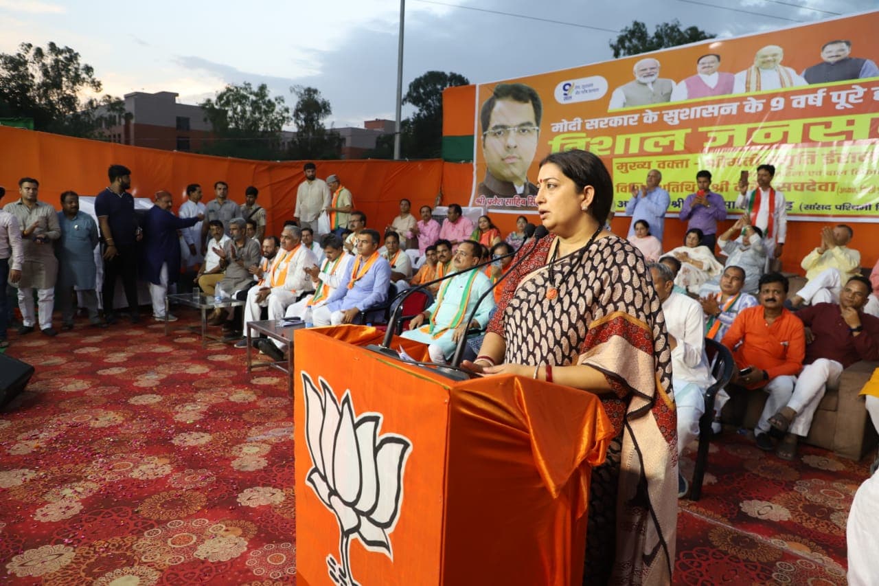 'चोर-चोर मौसेरे भाई', अरविंद केजरीवाल पर स्मृति ईरानी का जोरदार हमला