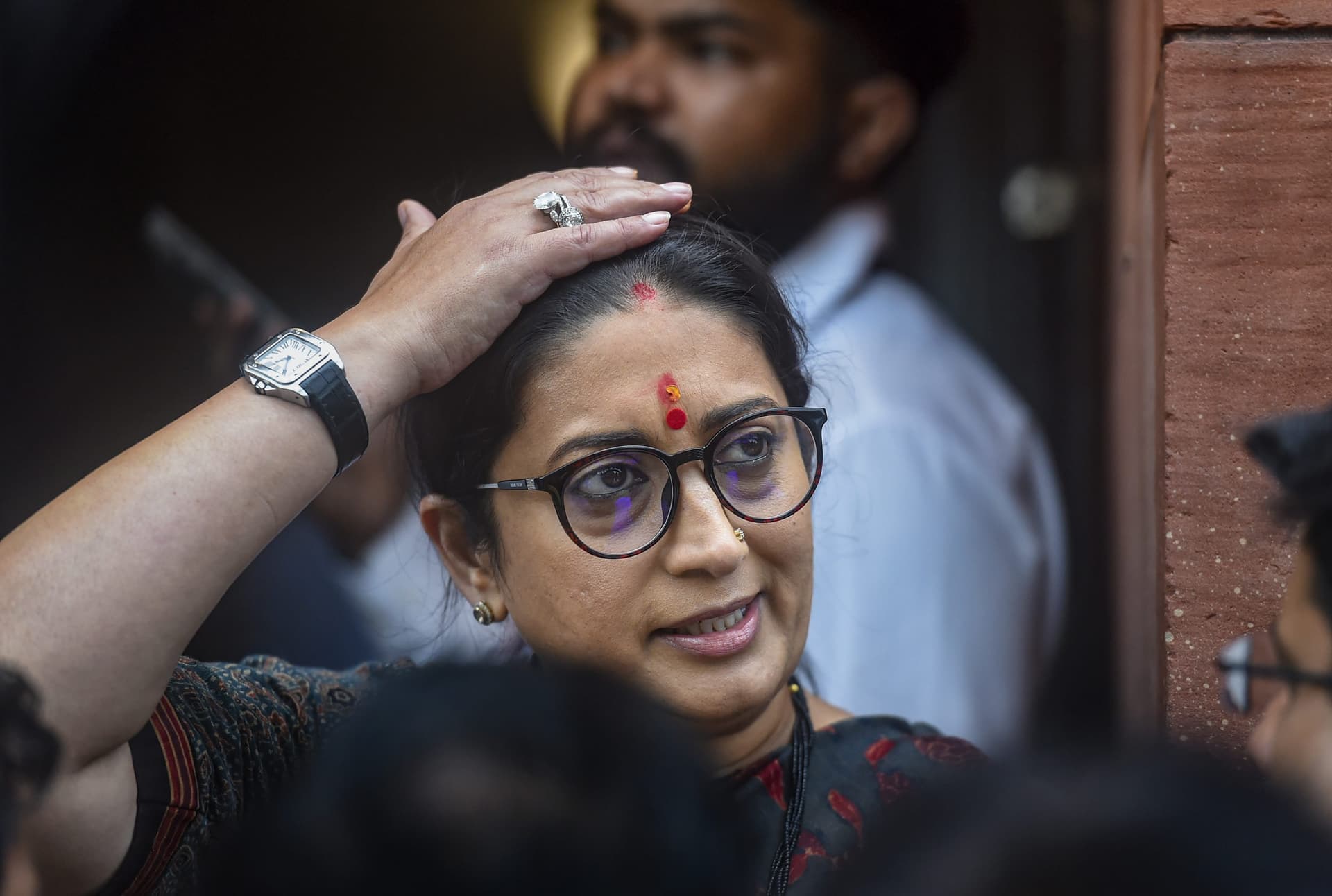 हाई कोर्ट ने कांग्रेस नेताओं को स्मृति ईरानी की बेटी के खिलाफ आरोप संबंधी ट्वीट हटाने का दिया निर्देश