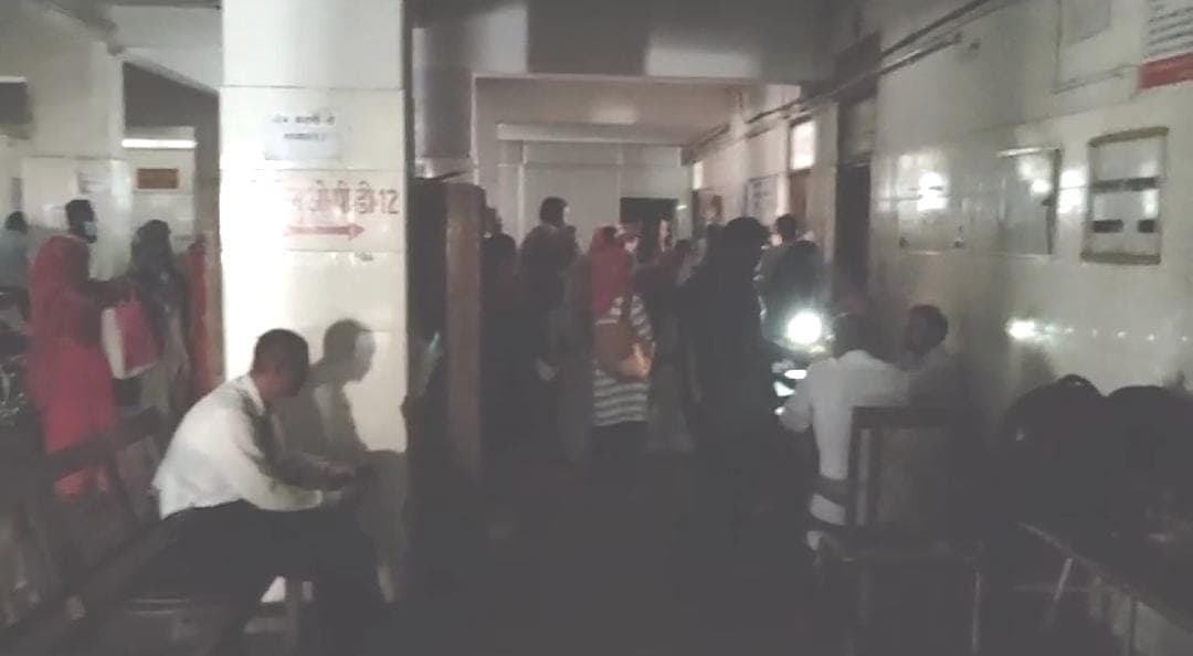 एसएन मेडिकल कॉलेज की ओपीडी में 3 घंटे गुल रही बिजली, अंधेरे और भीषण गर्मी से मरीज परेशान