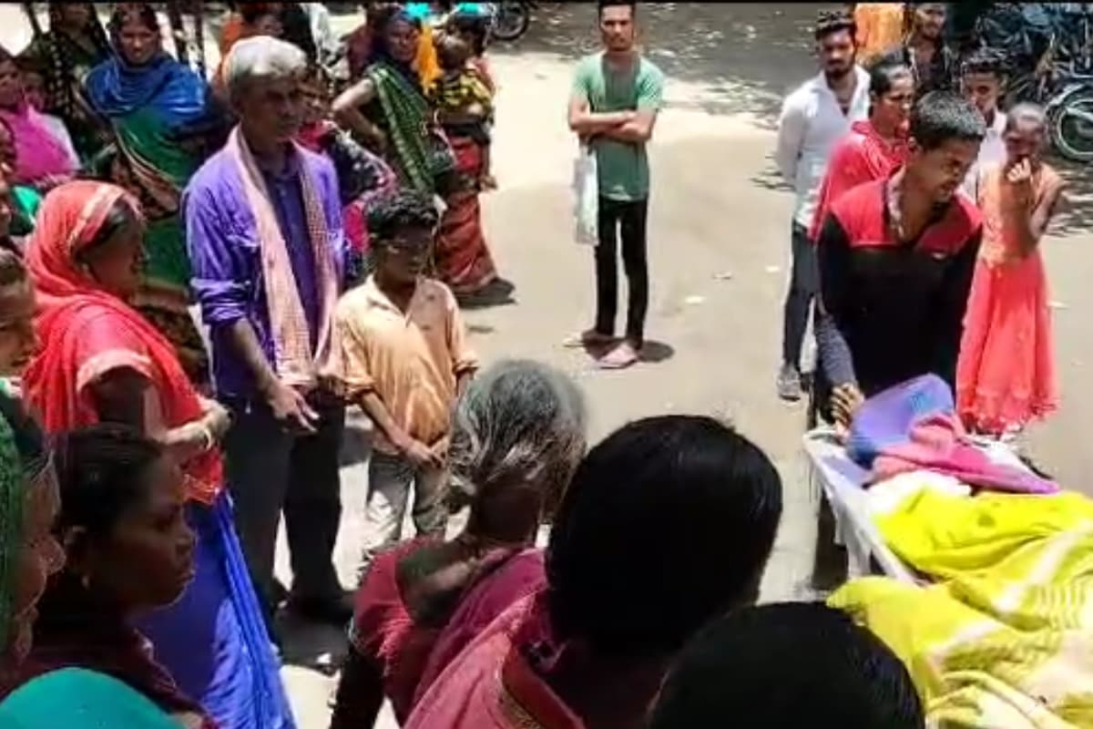 झारखंड: घर में जमीन पर सो रहा था दंपति, सांप काटने से पति-पत्नी की मौत, झाड़-फूंक ने ले ली जान