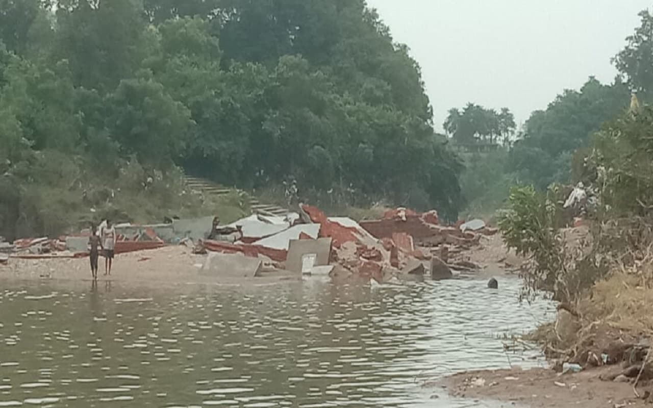 Jharkhand News: झारखंड में भारी बारिश में बहा 28 लाख का स्नानघाट, 2 सदस्यीय टीम गठित, DC ने मांगी रिपोर्ट