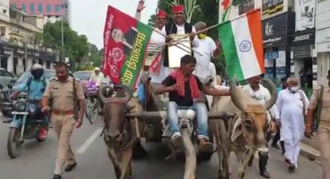 UP Monsoon session : विपक्ष के हंगामे के बाद पहले दिन कार्यवाही स्थगित, बैलगाड़ी से विधानसभा पहुंचे सपा विधायक