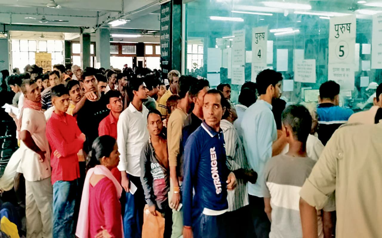 कोरोना को लेकर धनबाद के SNMMCH में किया गया मॉक ड्रिल, टॉर्च की रोशनी में हुआ संपन्न