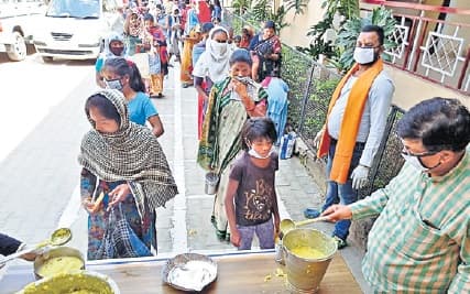 कोरोना से जंग : पुलिस और सामाजिक संगठनों ने मदद के लिए बढ़ाये हाथ