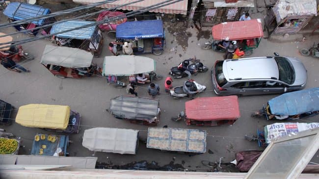 बाइपास व बाहरी क्षेत्रों में ऑटो व इ-रिक्शा चालकों ने उड़ायी सोशल डिस्टेंसिंग की धज्जियां