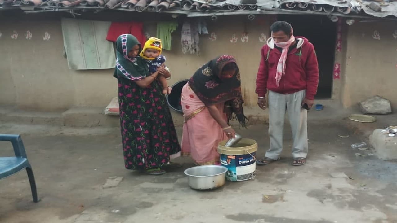 Jharkhand News: करमाली समाज का तुगलकी फरमान, प्रेम प्रसंग में किया सामाजिक बहिष्कार, 24 घंटे बाद मिल सका पानी