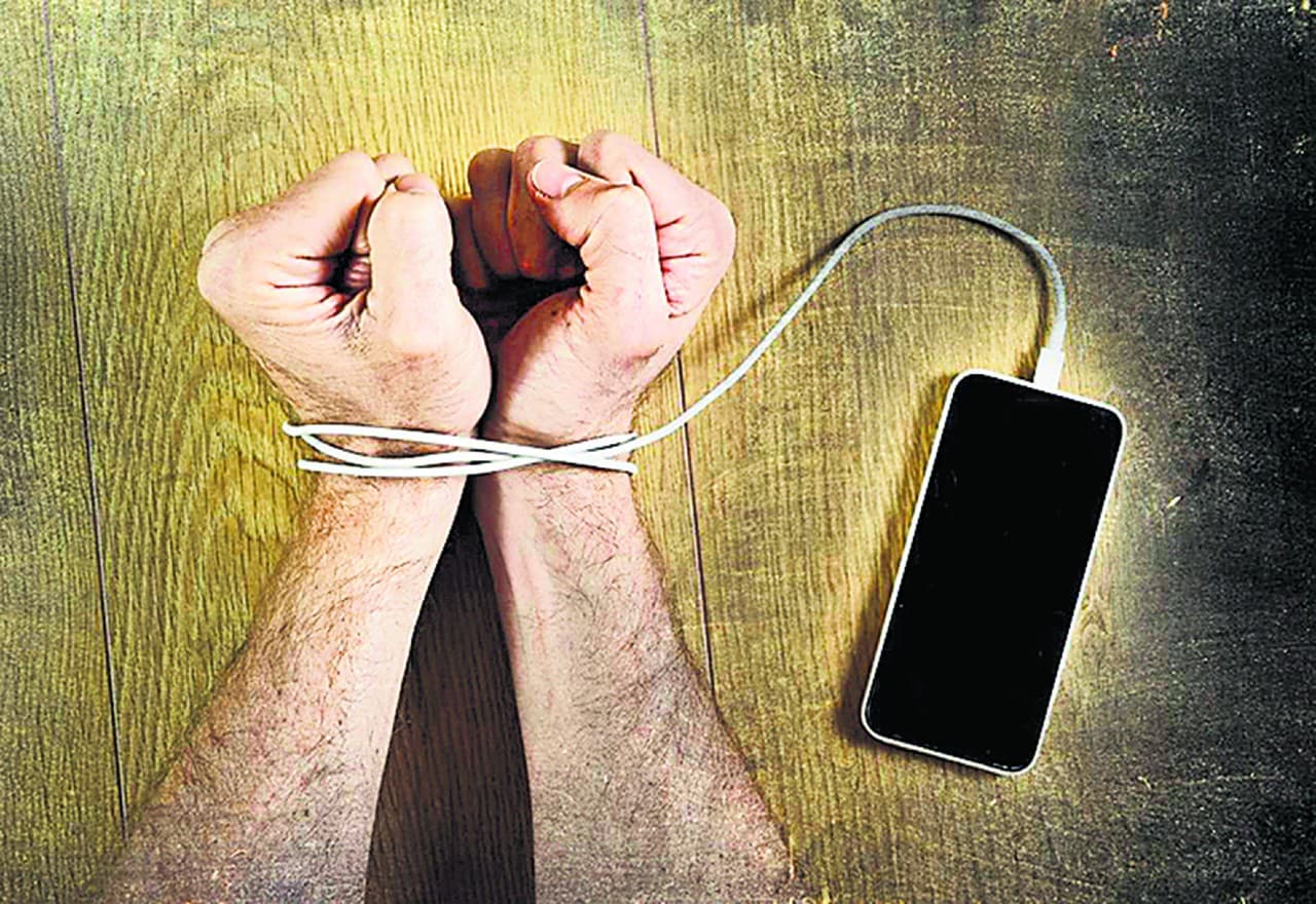सोशल मीडिया से युवाओं में बढ़ रहा अवसाद, सप्ताह में एक दिन रखें डिजिटल उपवास