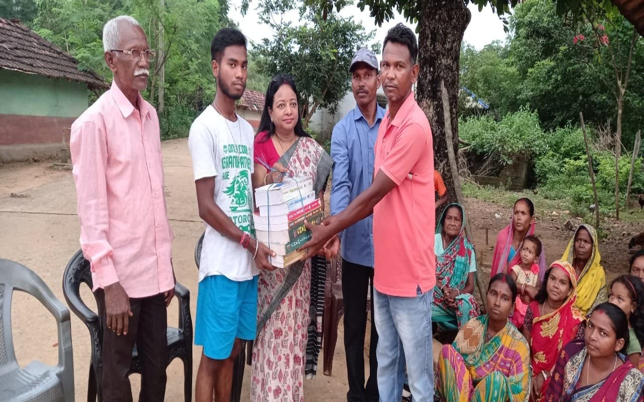 पूर्वी सिंहभूम के समाजसेवी ने की 12वीं के छात्र की मदद, अब पढ़ाई में गरीबी नहीं बनेगी बाधा