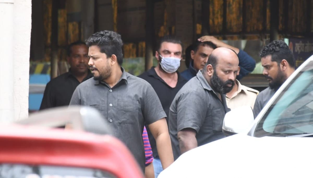 शादी के 24 साल बाद पत्नी सीमा से तलाक ले रहे सोहेल खान, फैमिली कोर्ट के बाहर से तसवीरें आई सामने